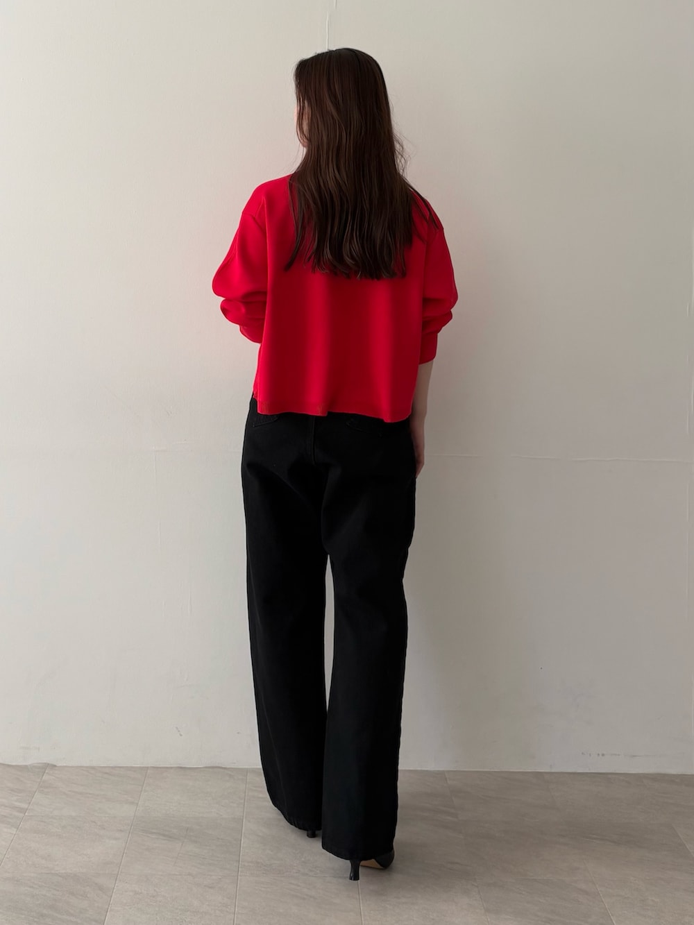 レッド系のニット/セーターを着用したレディースの秋コーディネートの5枚目の写真