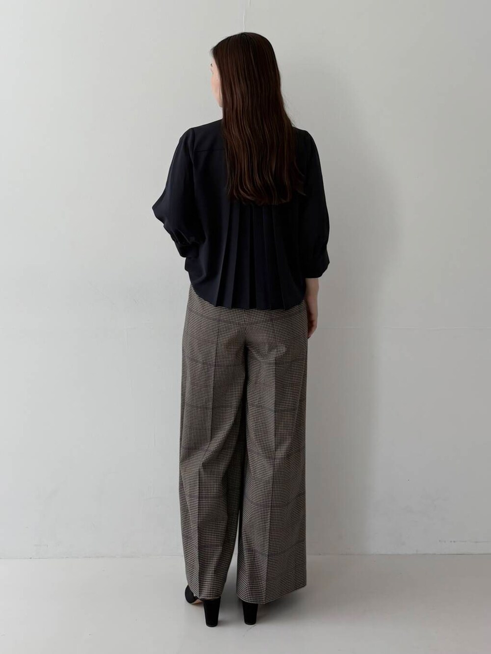 ブルー系のシャツ/ブラウス、ブラウン系のその他パンツを着用したレディースの夏コーディネートの2枚目の写真