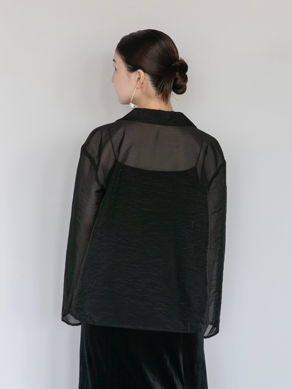 ブラック系のワンピースを着用したレディースの秋コーディネートの2枚目の写真