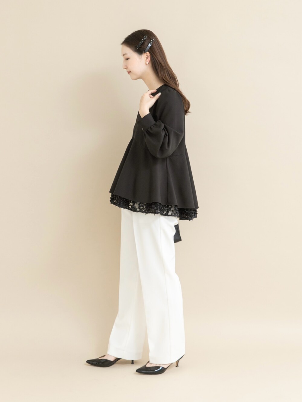 ブラック系のシャツ/ブラウス、ブラック系のバレッタ/ヘアクリップを着用したレディースの冬コーディネートの3枚目の写真