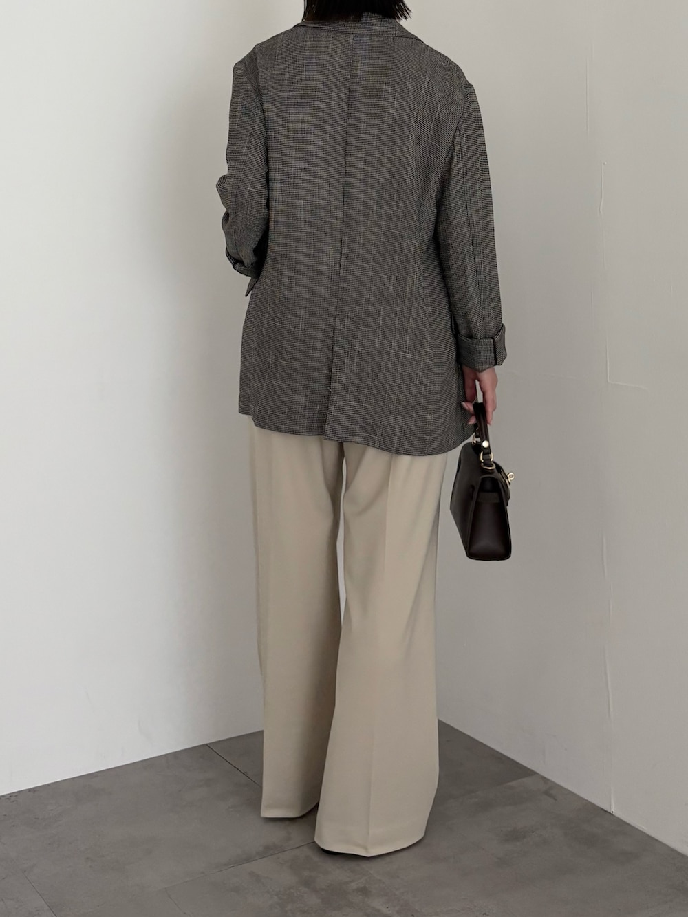 ホワイト系のその他アウター、ベージュ系のその他パンツを着用したレディースの冬コーディネートの2枚目の写真