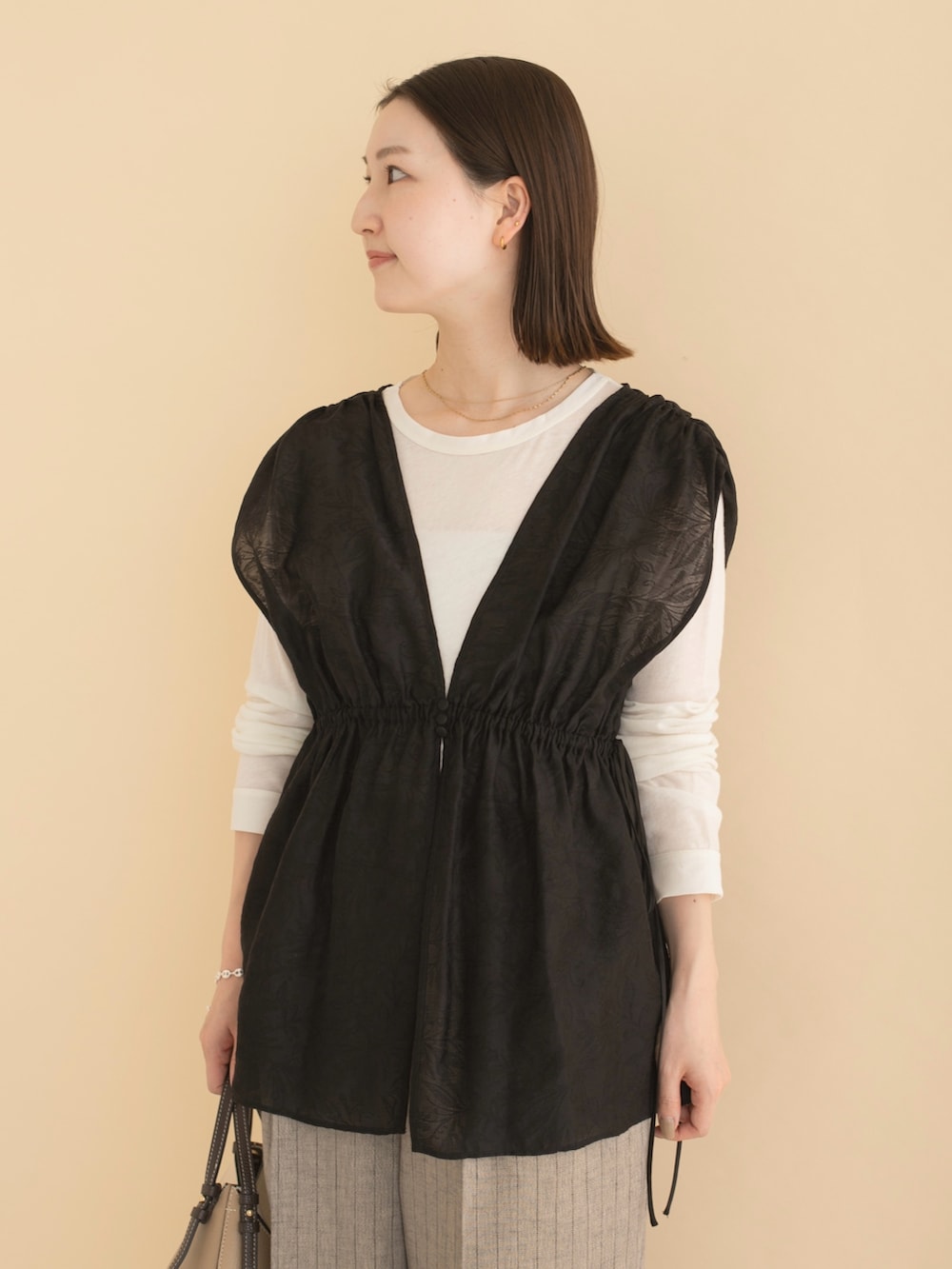 ブラック系のその他トップス、グレー系のその他パンツ、ホワイト系のTシャツ/カットソーを着用したレディースの冬コーディネートの4枚目の写真