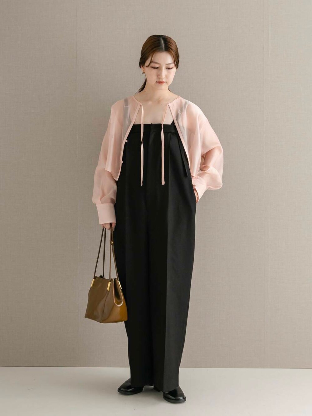 ピンク系のシャツ/ブラウス、ブラック系のサロペット/オーバーオール、ブラウン系のトートバッグを着用したレディースの夏コーディネートの3枚目の写真