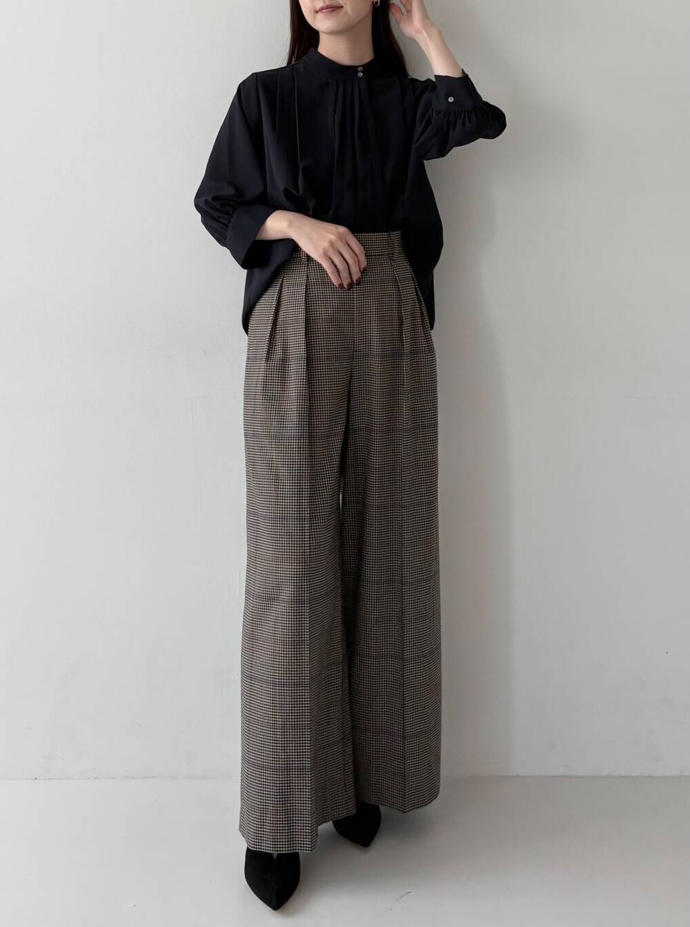 ブルー系のシャツ/ブラウス、ブラウン系のその他パンツを着用したレディースの夏コーディネートの4枚目の写真