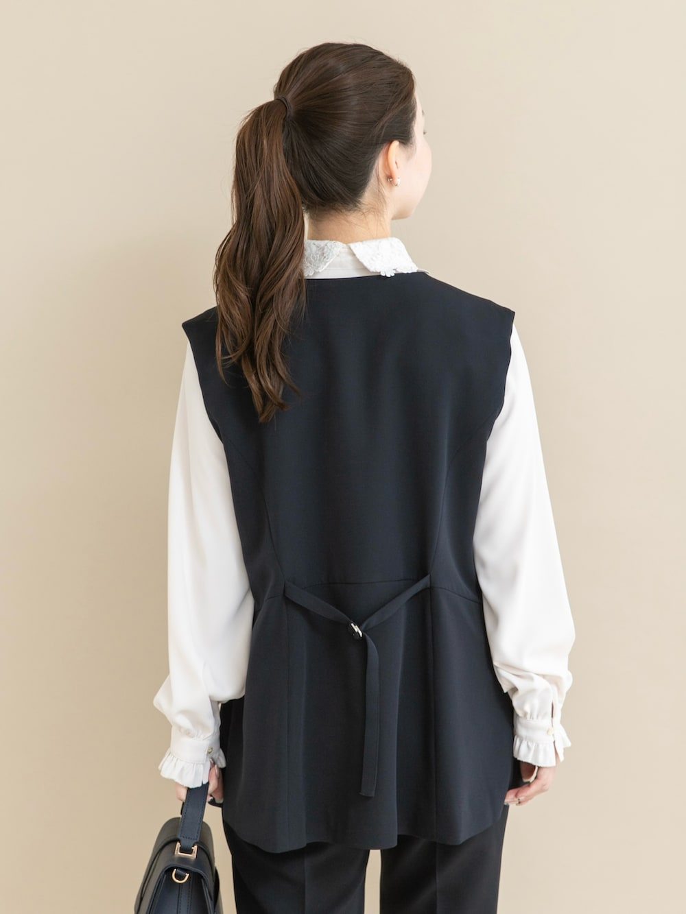 ブルー系のセットアップ、ホワイト系のシャツ/ブラウスを着用したレディースの冬コーディネートの4枚目の写真