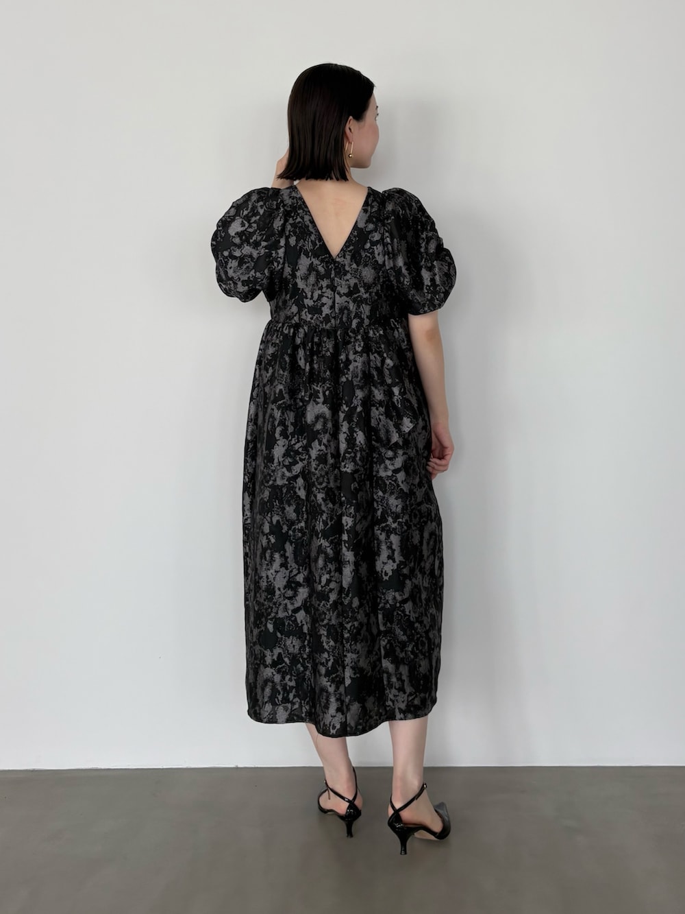 グレー系のワンピースを着用したレディースの冬コーディネートの2枚目の写真