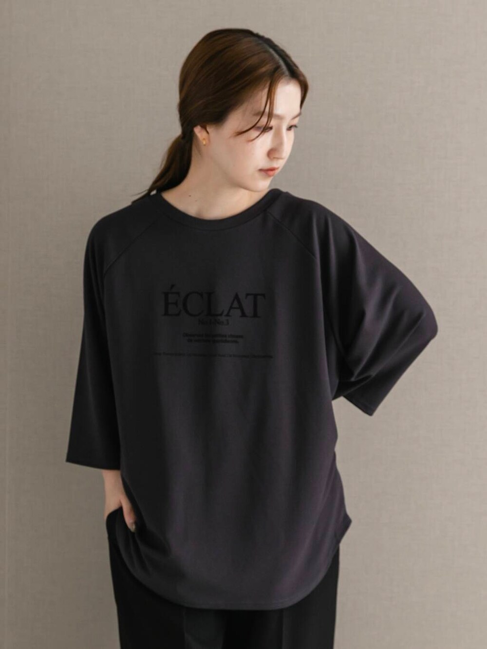 グレー系のTシャツ/カットソーを着用したレディースの夏コーディネートの2枚目の写真