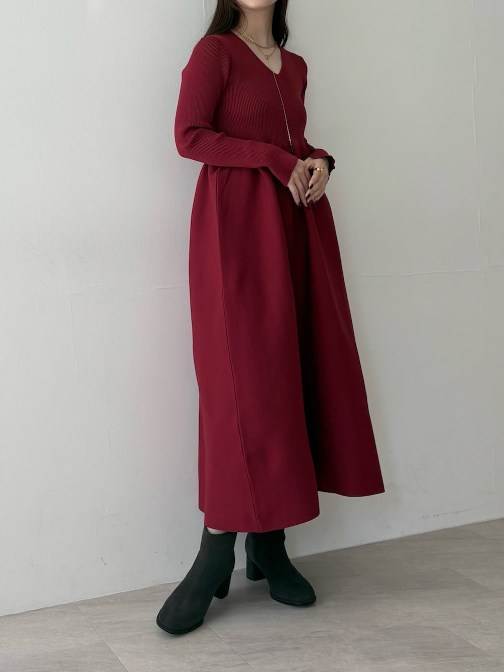 レッド系のワンピースを着用したレディースの夏コーディネートの3枚目の写真