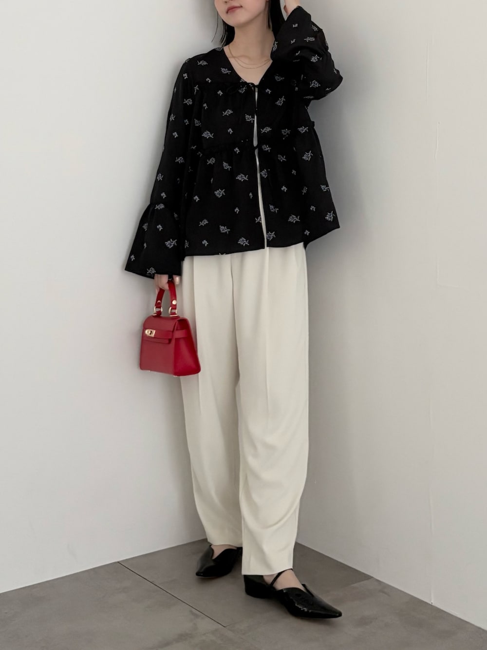 ブラック系のシャツ/ブラウス、ホワイト系のその他パンツを着用したレディースの冬コーディネートの2枚目の写真