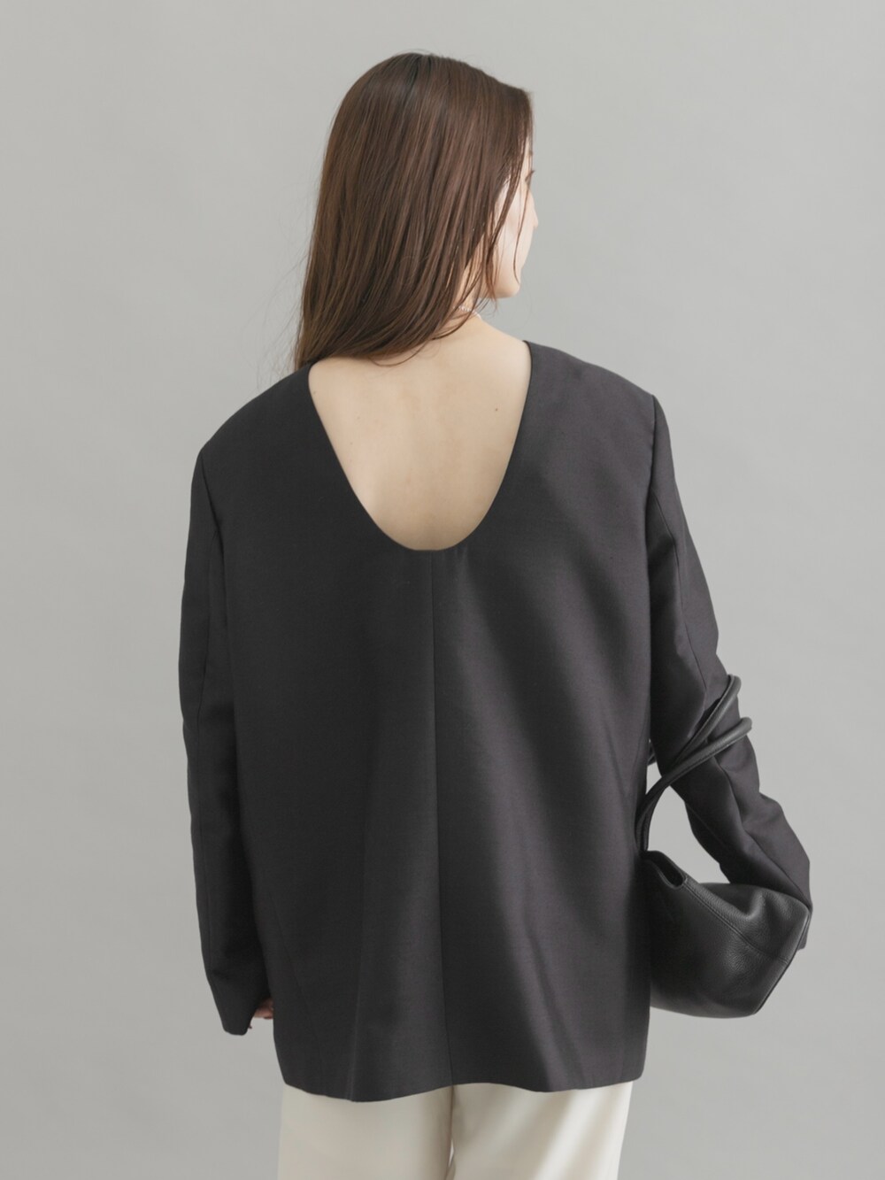 ブラック系のシャツ/ブラウス、ホワイト系のその他パンツ、ベージュ系のその他シューズを着用したレディースの秋コーディネートの2枚目の写真