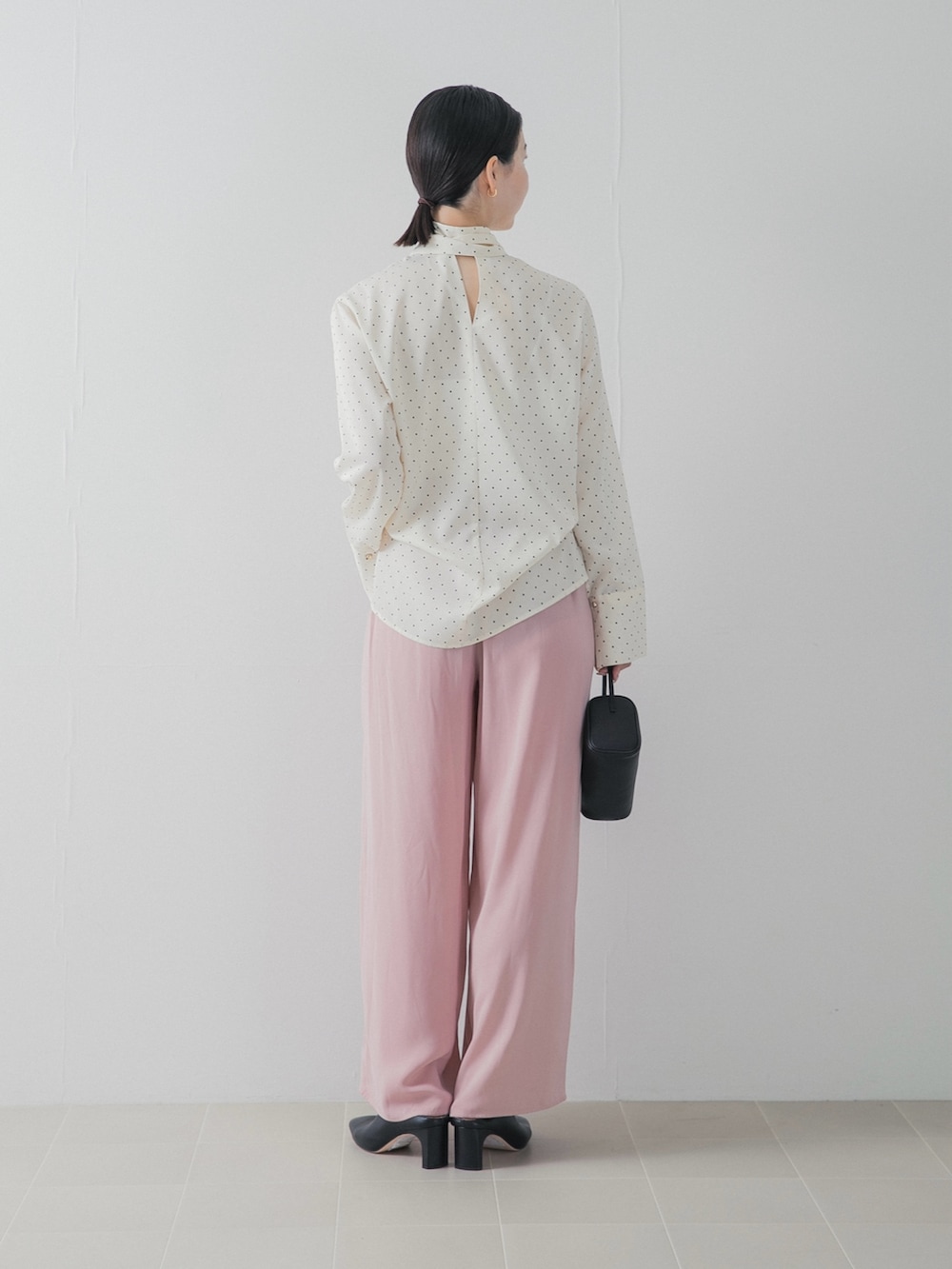 ホワイト系のシャツ/ブラウス、ピンク系のその他パンツ、ブラック系のハンドバッグを着用したレディースの秋コーディネートの2枚目の写真