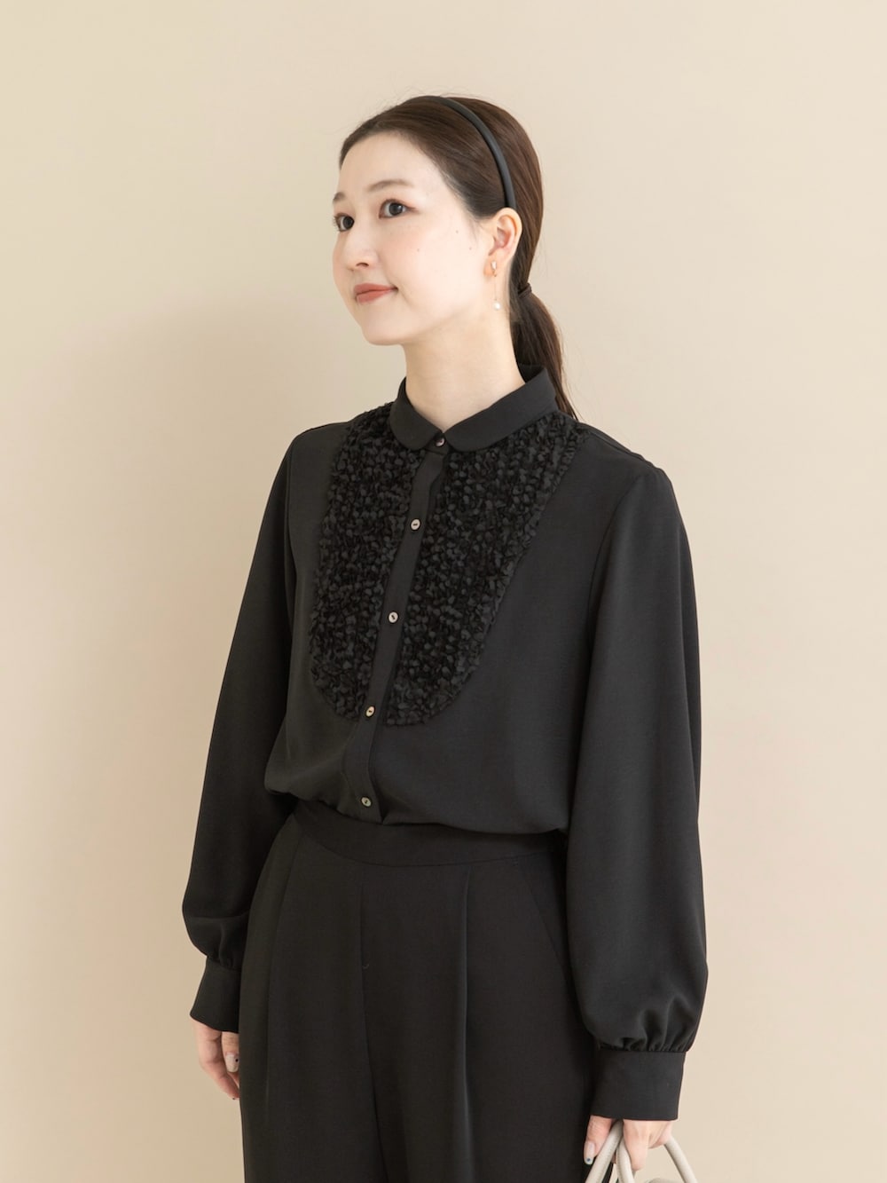 ブラック系のシャツ/ブラウスを着用したレディースの冬コーディネートの2枚目の写真