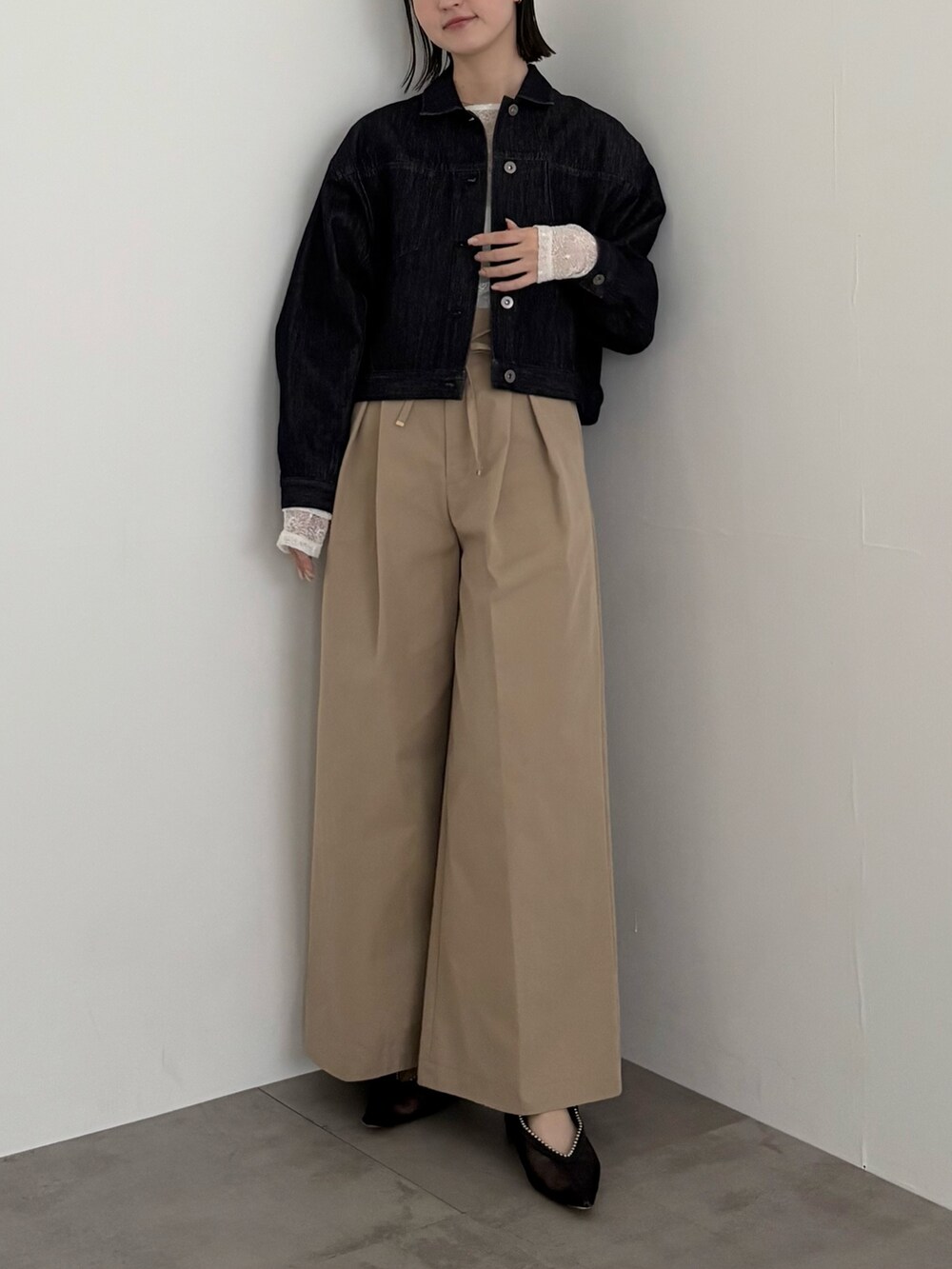 ベージュ系のその他パンツ、ブルー系のデニムジャケットを着用したレディースの冬コーディネートの2枚目の写真