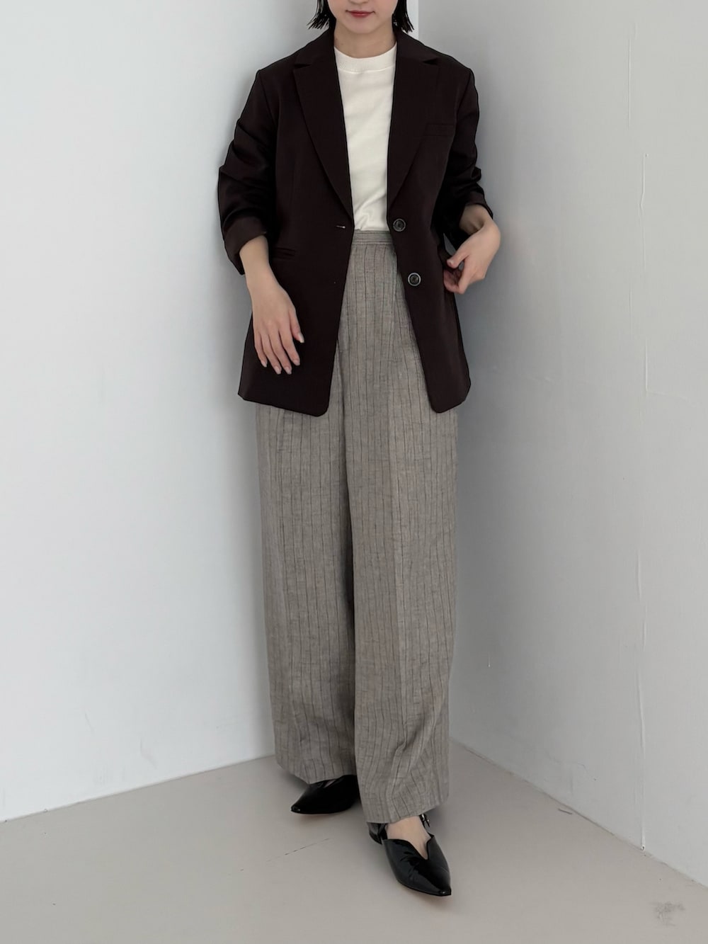 ブラウン系のその他アウター、グレー系のその他パンツを着用したレディースの冬コーディネートの2枚目の写真