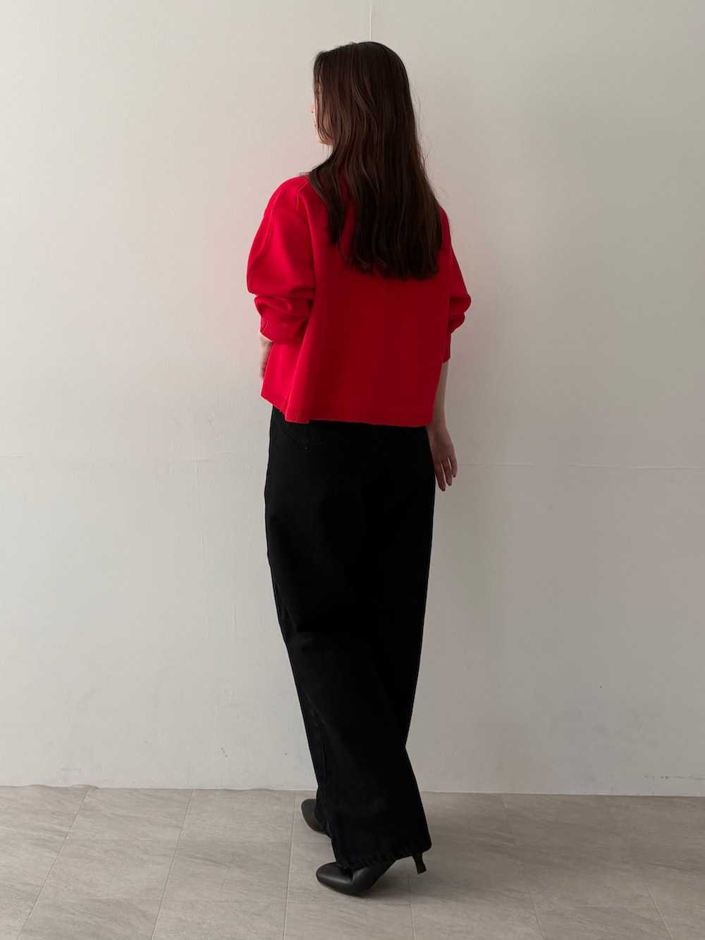 レッド系のニット/セーターを着用したレディースの秋コーディネートの2枚目の写真