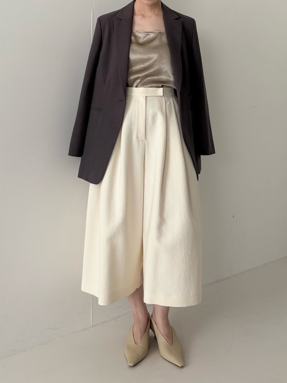 グレー系のその他アウター、ベージュ系のその他トップス、ホワイト系のその他パンツを着用したレディースの秋コーディネートの3枚目の写真