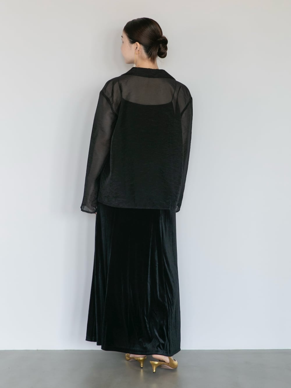 ブラック系のワンピースを着用したレディースの秋コーディネートの5枚目の写真