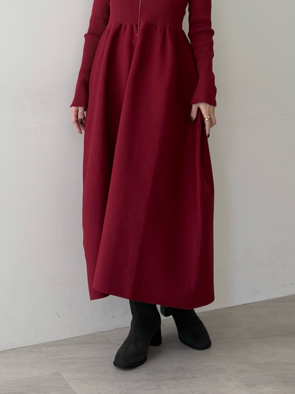 レッド系のワンピースを着用したレディースの夏コーディネートの4枚目の写真