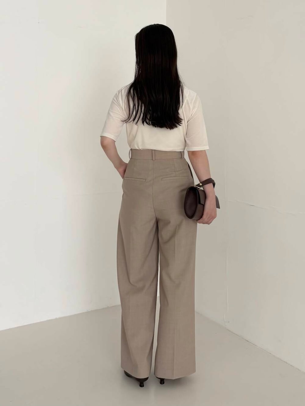 ベージュ系のその他パンツ、ホワイト系のTシャツ/カットソーを着用したレディースの夏コーディネートの2枚目の写真