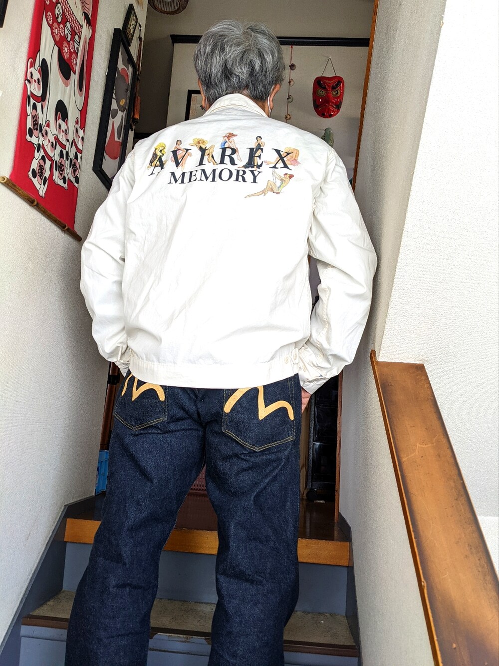 ホワイト系のブルゾン、その他のシャツ/ブラウス、ブルー系のデニムパンツを着用したメンズの春コーディネートの3枚目の写真