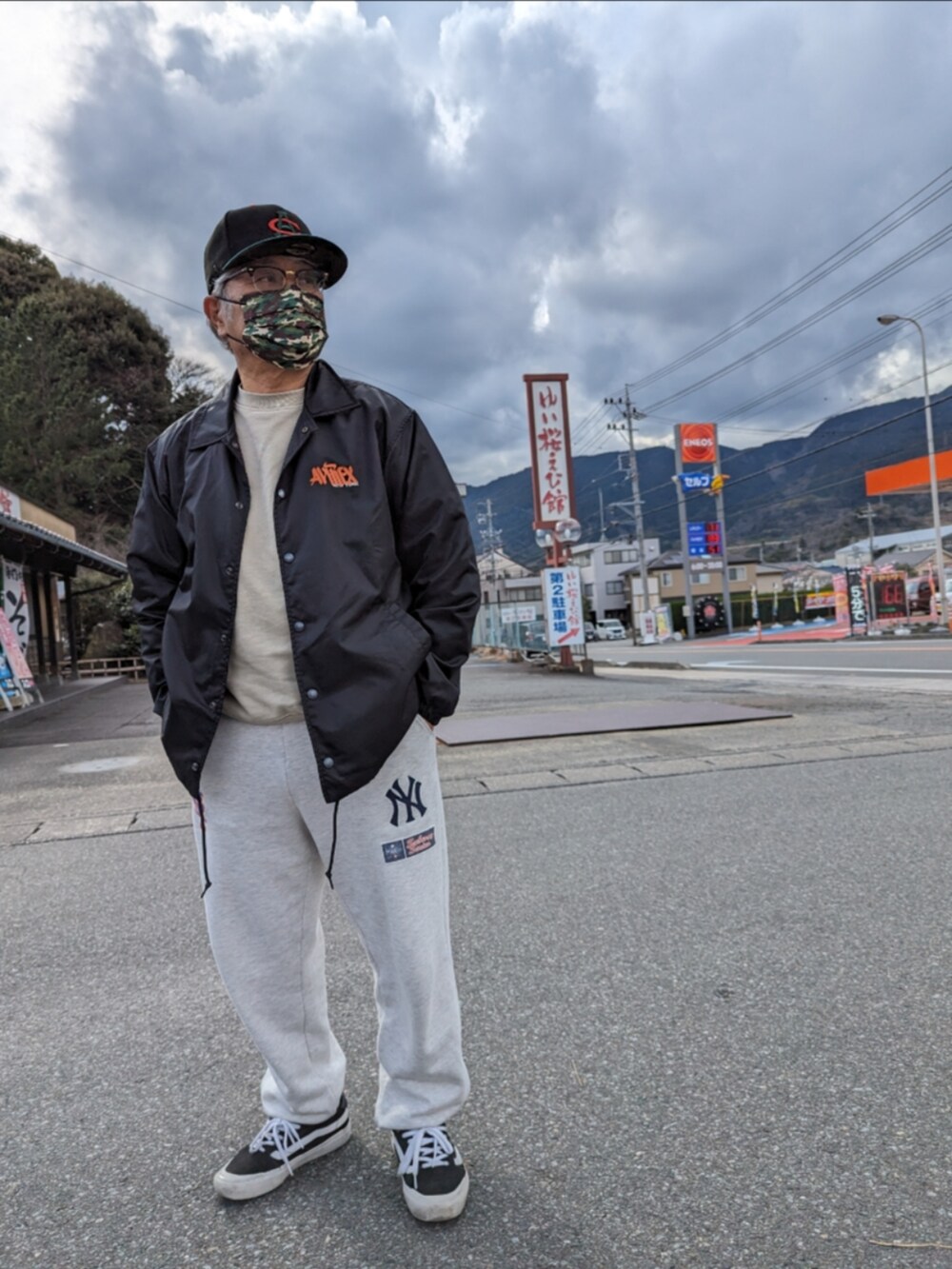 ブラック系のナイロンジャケット、グレー系のスウェットパンツ、ブラック系のスニーカーを着用したメンズの冬コーディネートの3枚目の写真