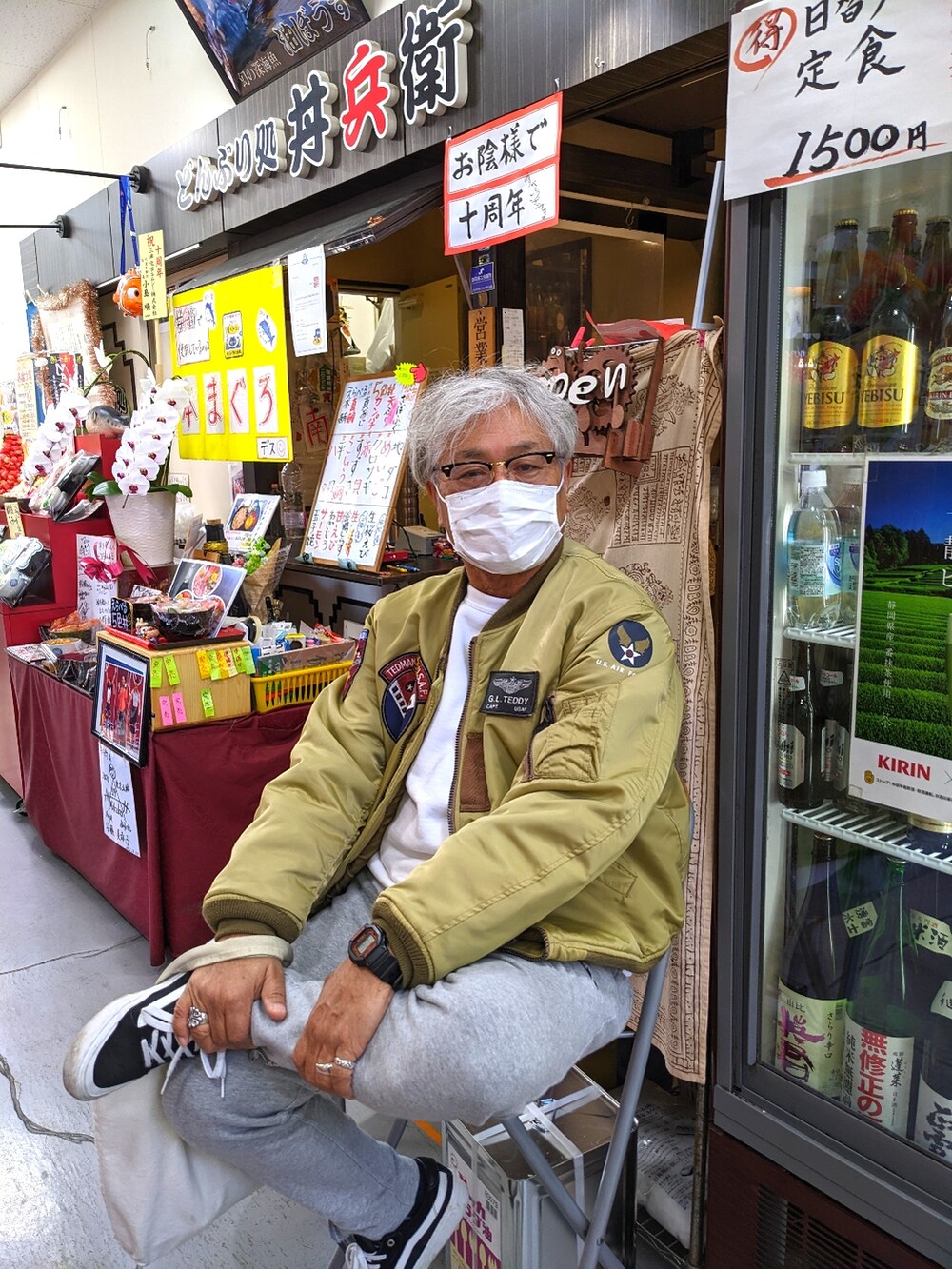 ベージュ系のMA-1、グレー系のスウェットパンツ、ブラック系のスニーカーを着用したメンズの冬コーディネートの2枚目の写真
