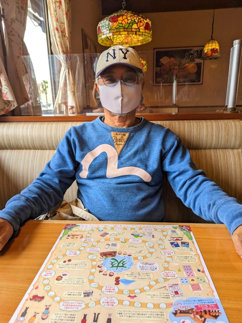 ブルー系のスウェット、ブルー系のデニムパンツ、ホワイト系のスニーカーを着用したメンズの春コーディネートの3枚目の写真