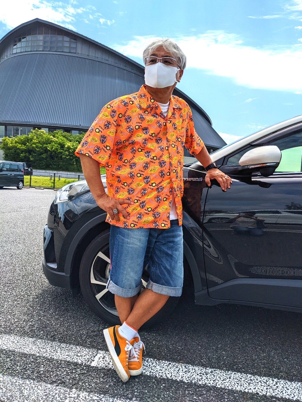 オレンジ系のシャツ/ブラウス、オレンジ系のスニーカーを着用したメンズの夏コーディネートの3枚目の写真