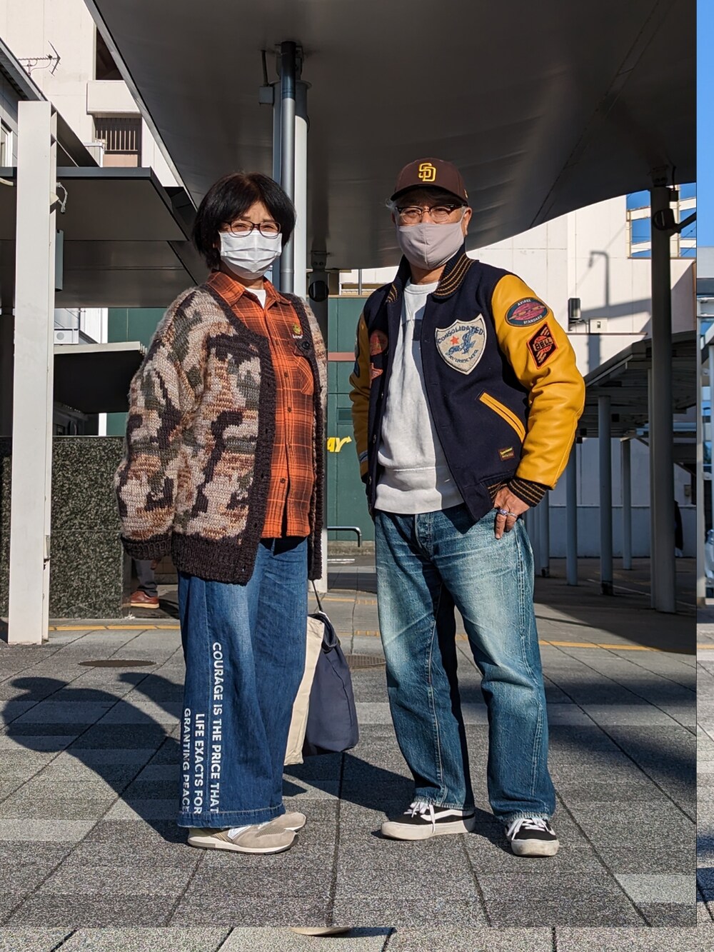 その他のスタジャン、ホワイト系のスウェット、ブルー系のデニムパンツを着用したメンズの冬コーディネートの2枚目の写真