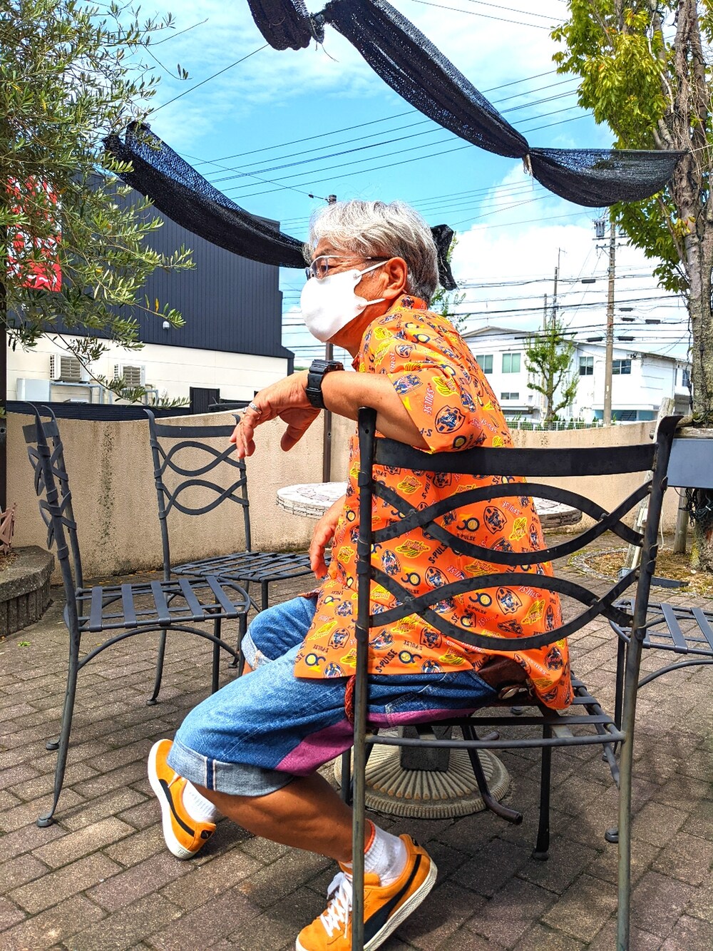 オレンジ系のシャツ/ブラウス、オレンジ系のスニーカーを着用したメンズの夏コーディネートの2枚目の写真