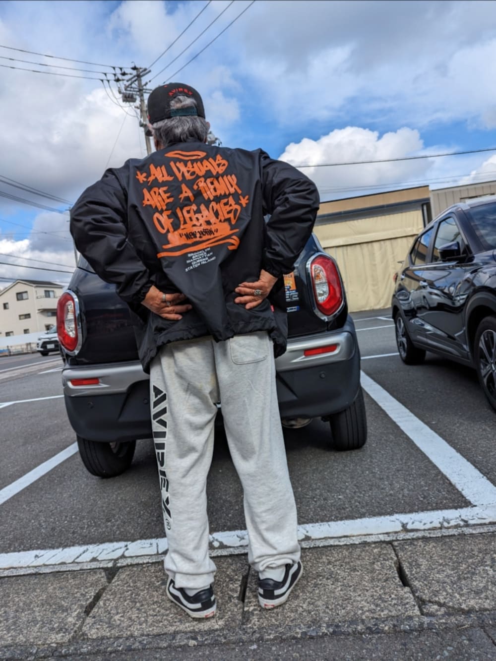 ブラック系のナイロンジャケット、グレー系のスウェットパンツ、ブラック系のスニーカーを着用したメンズの冬コーディネートの2枚目の写真