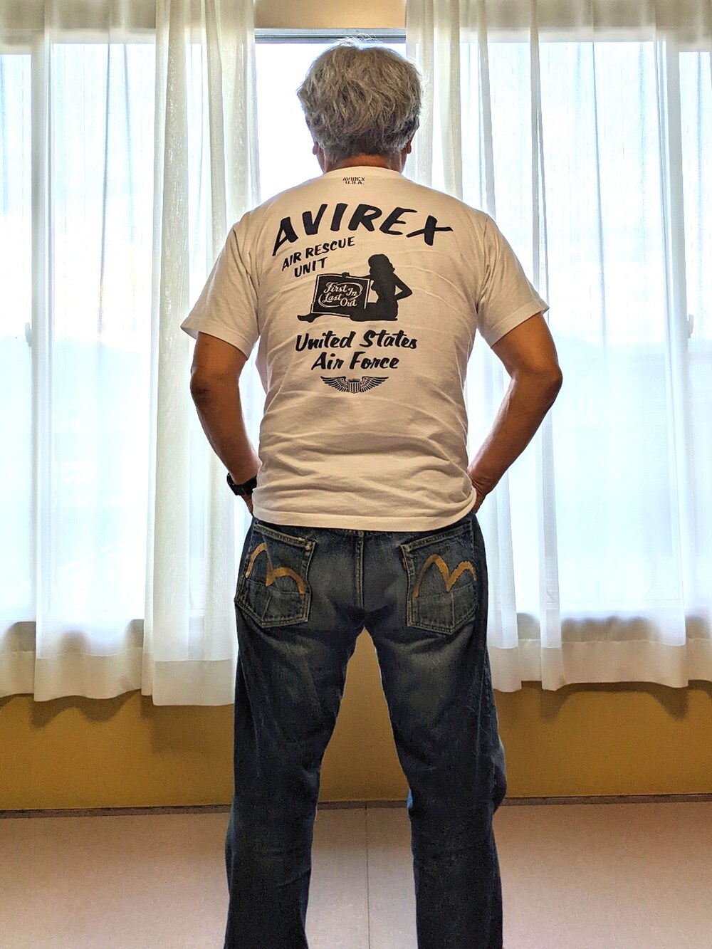 ブルー系のデニムパンツ、ホワイト系のTシャツ/カットソーを着用したメンズの秋コーディネートの2枚目の写真