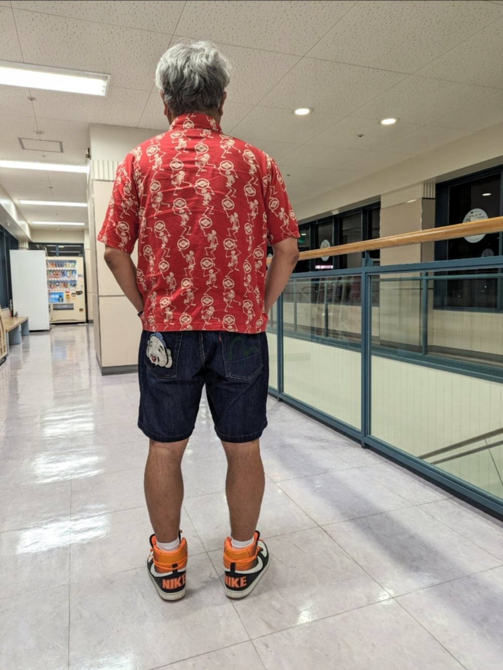 レッド系のシャツ/ブラウス、ブルー系のデニムパンツ、その他のスニーカーを着用したメンズの夏コーディネートの2枚目の写真