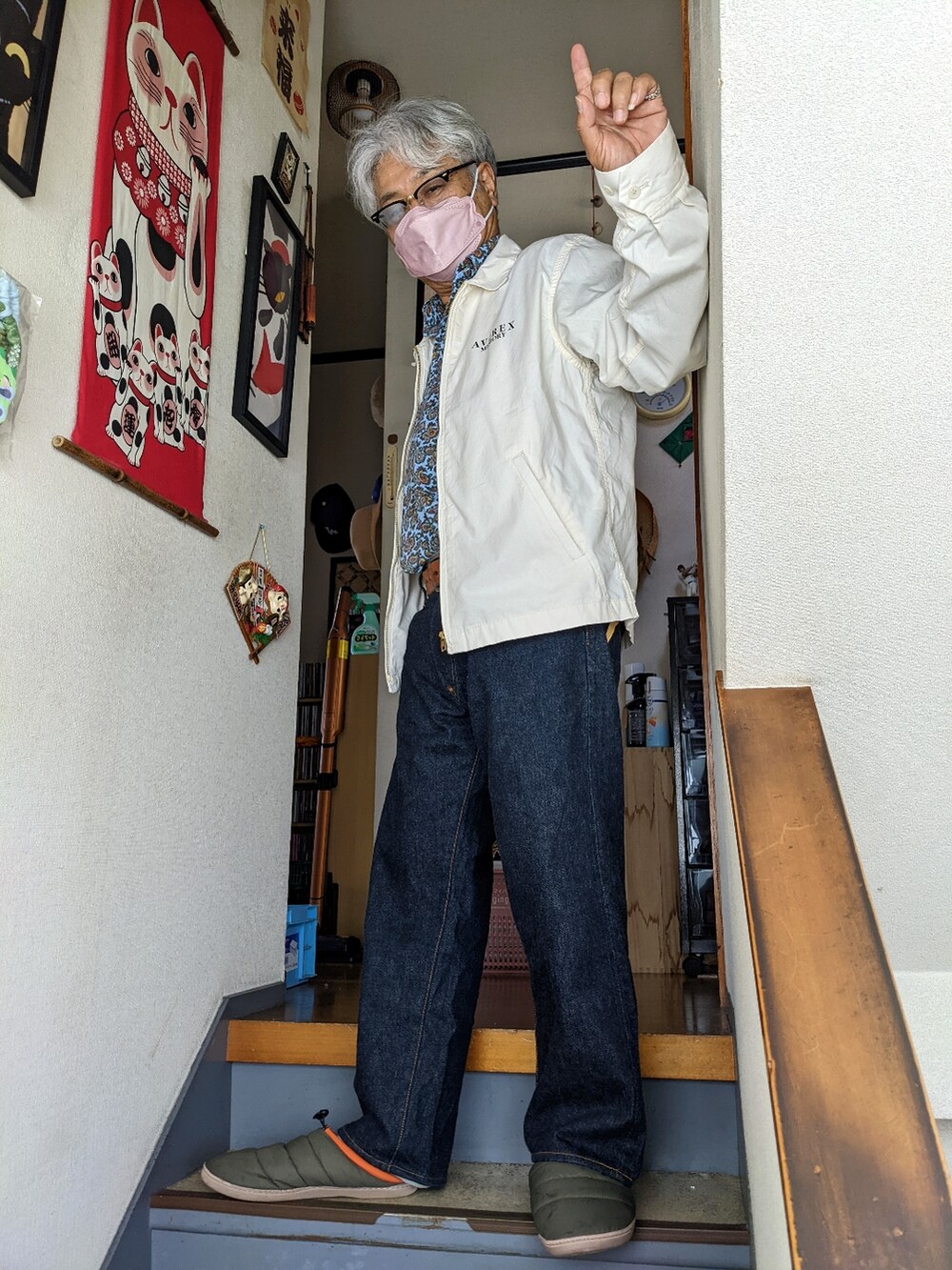 ホワイト系のブルゾン、その他のシャツ/ブラウス、ブルー系のデニムパンツを着用したメンズの春コーディネートの2枚目の写真