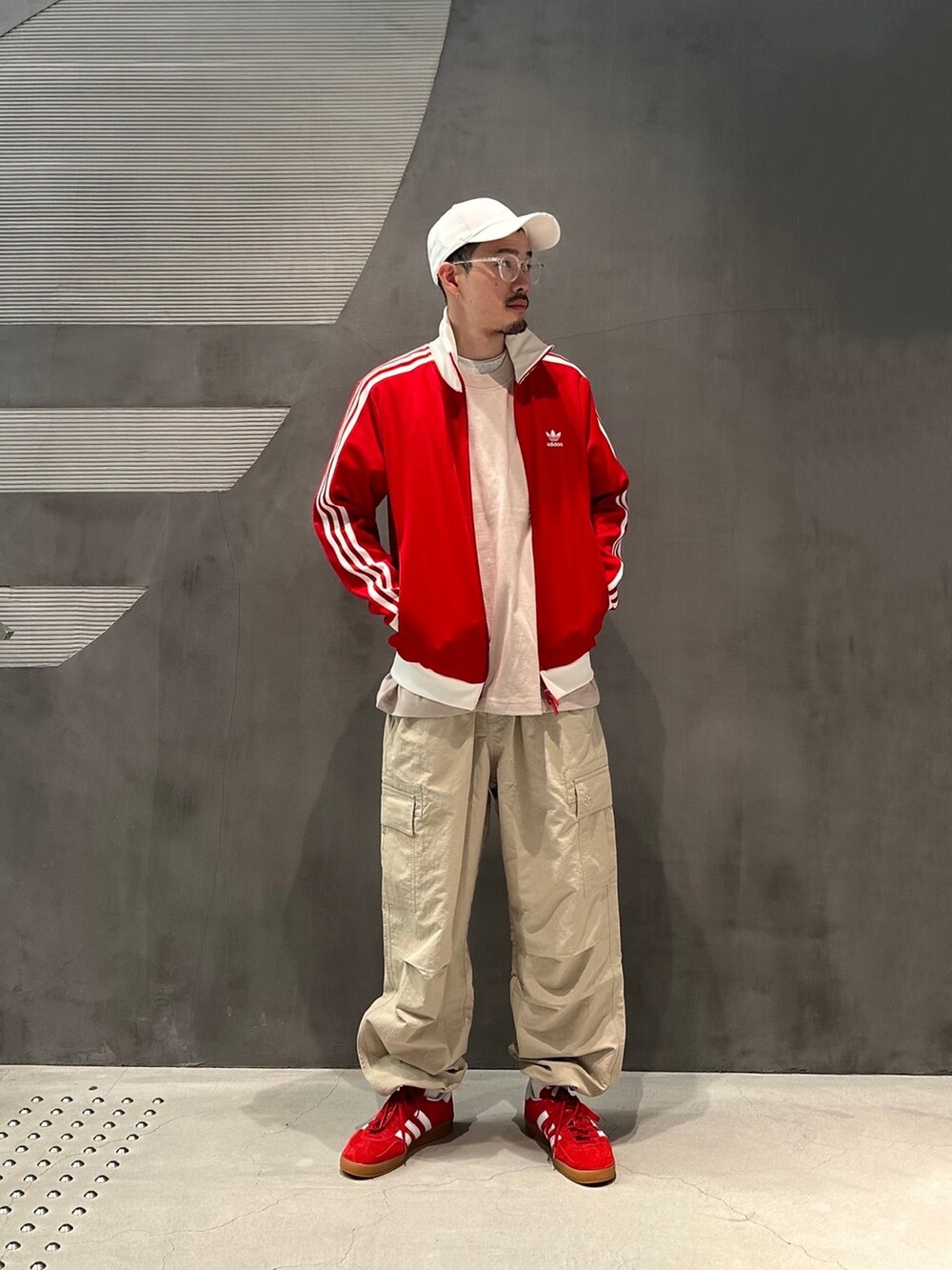 「スニーカー、スタッフコーデ、adidas、ストリート、カーゴパンツ、アディダス、adidas originals、アディダスオリジナルス、カラーコーデ、アディダスコーデ」｜「adidasのキャップ（キャップ、ホワイト系）」を使った、SKさん（メンズ・172cm）の夏コーディネートの2枚目の写真