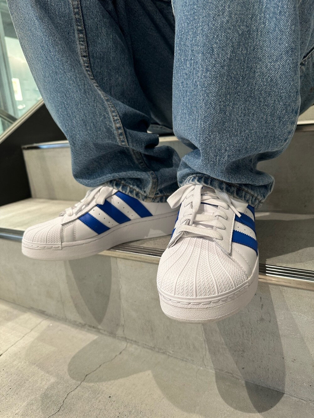 「カジュアル、スタッフコーデ、adidas、アディダス、厚底シューズ、adidas originals、アディダスオリジナルス、スーパースター、アディダスコーデ、SUPERSTAR XLG」｜「adidasのアディダス アドベンチャー トレイルキャップ（キャップ、その他）」を使った、SKさん（メンズ・172cm）の夏コーディネートの3枚目の写真