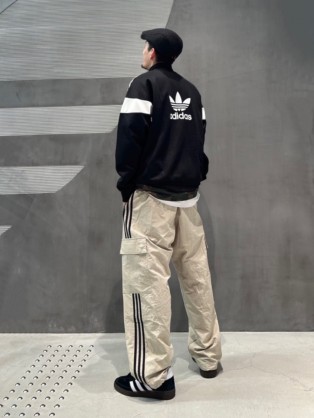 グリーン系のTシャツ/カットソー、ブラック系のジャージ、ブラック系のカーゴパンツを着用したメンズの夏コーディネートの3枚目の写真