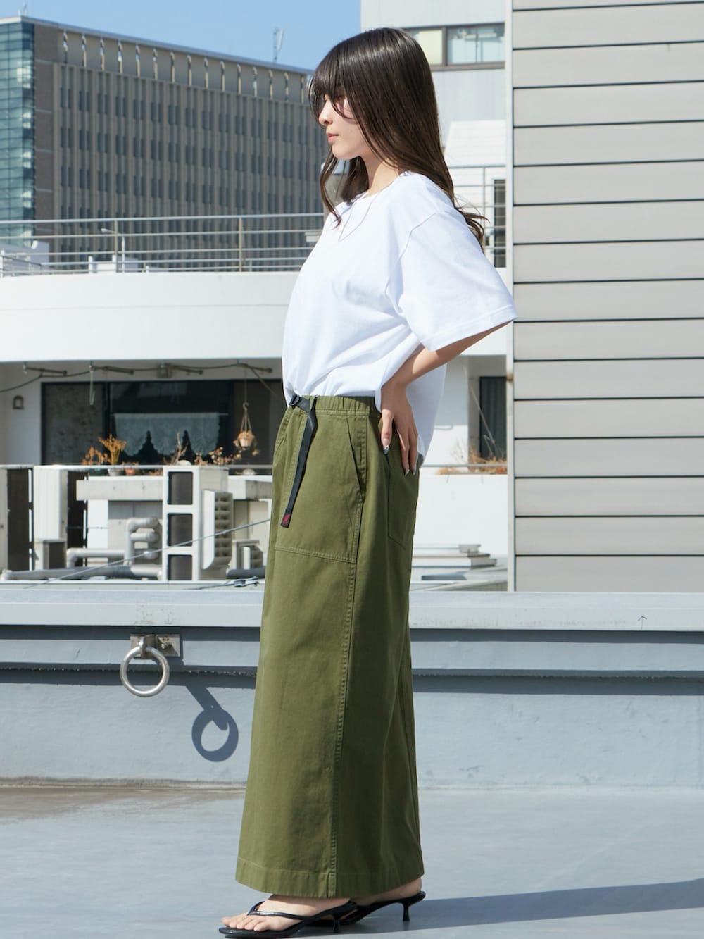 グリーン系のスカート、グレー系のTシャツ/カットソーを着用したレディースの冬コーディネートの2枚目の写真