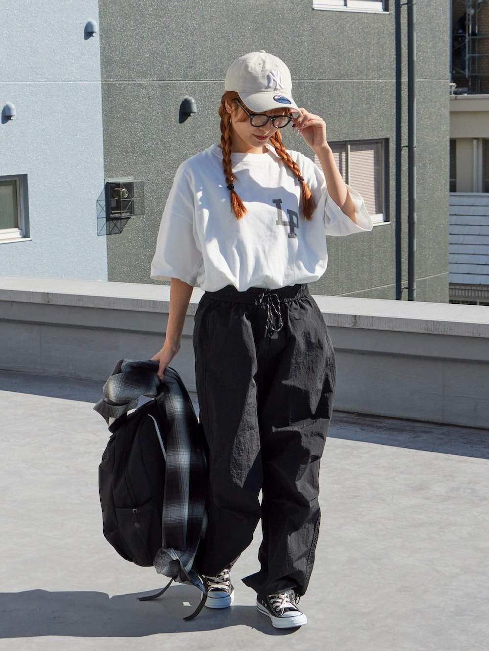 ホワイト系のTシャツ/カットソーを着用したレディースの冬コーディネートの3枚目の写真