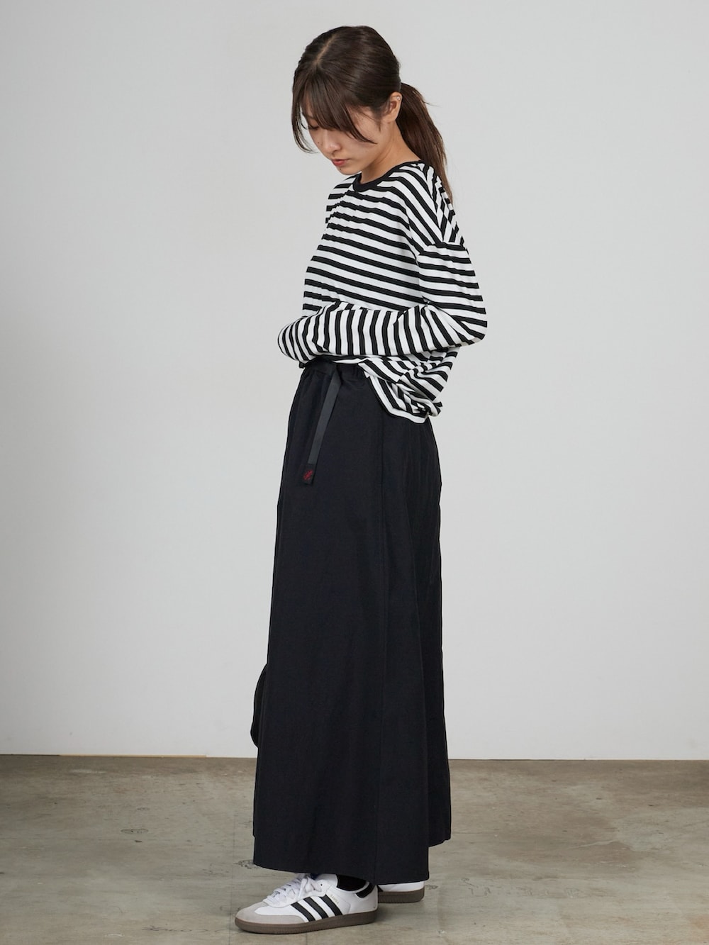 ブラック系のスカートを着用したレディースの春コーディネートの3枚目の写真