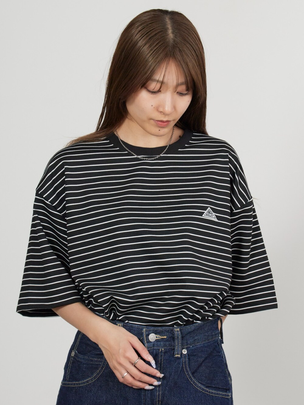 ブラック系のTシャツ/カットソーを着用したレディースの春コーディネートの2枚目の写真