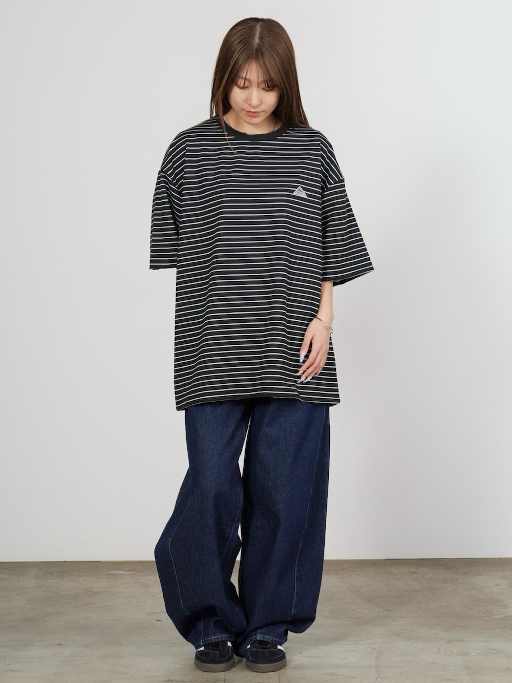 ブラック系のTシャツ/カットソーを着用したレディースの春コーディネートの3枚目の写真