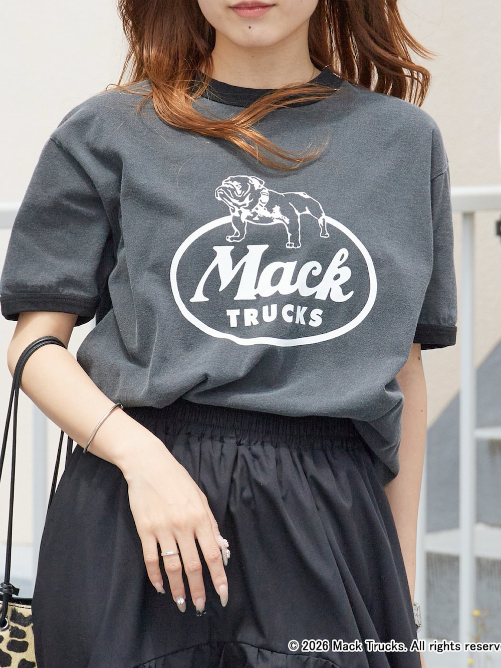グレー系のTシャツ/カットソーを着用したレディースの春コーディネートの2枚目の写真