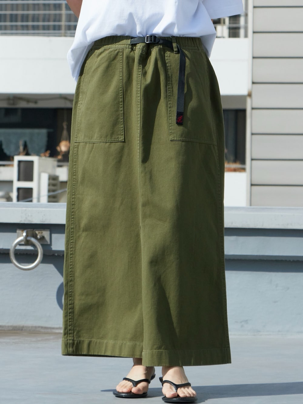 グリーン系のスカート、グレー系のTシャツ/カットソーを着用したレディースの冬コーディネートの3枚目の写真