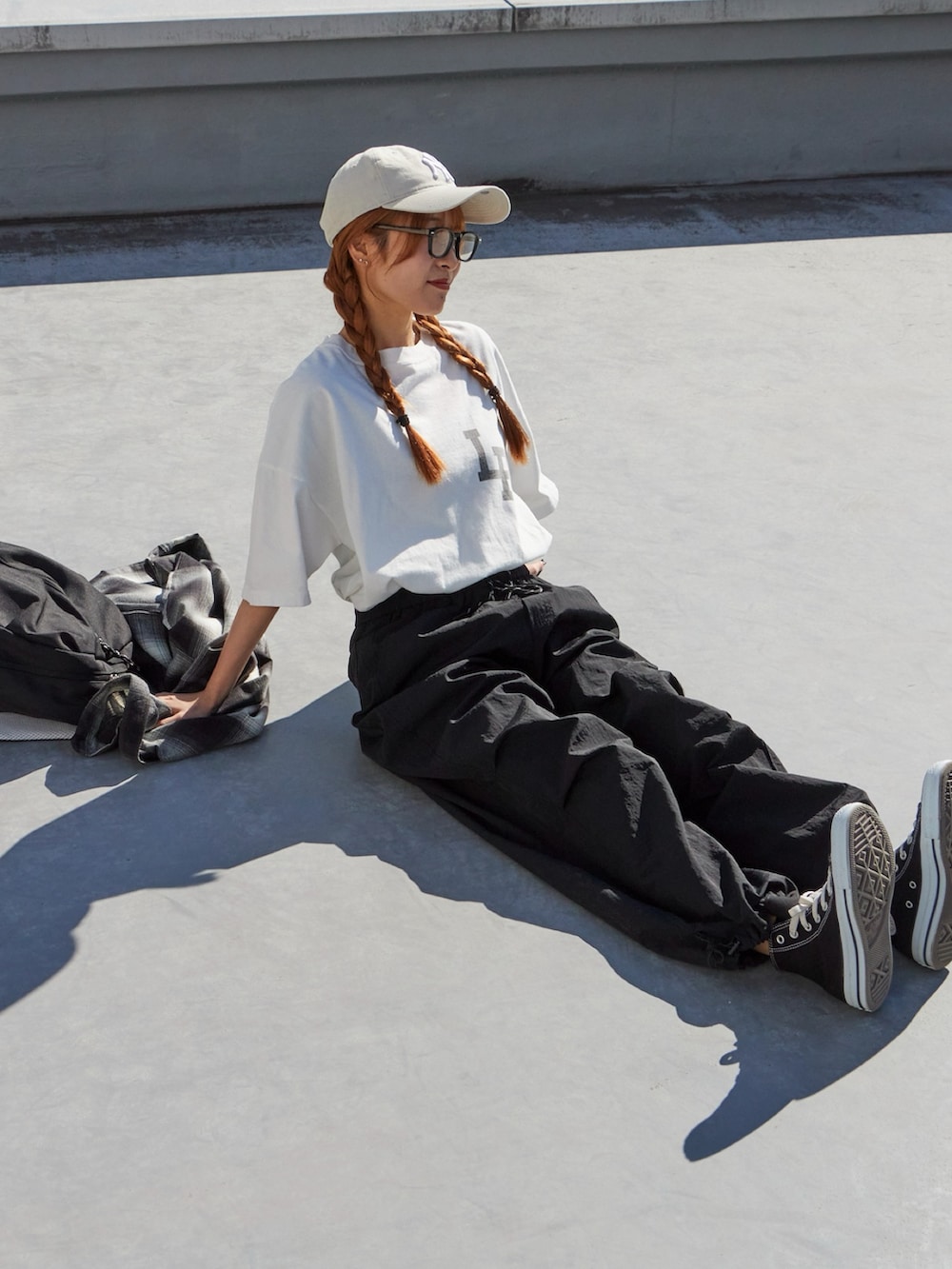 ホワイト系のTシャツ/カットソーを着用したレディースの冬コーディネートの2枚目の写真