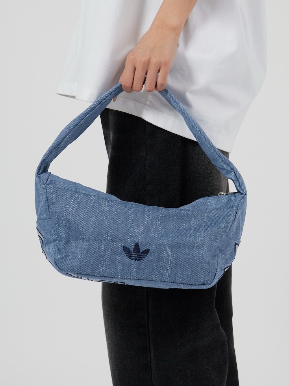 ブルー系のショルダーバッグを着用したレディースの春コーディネートの2枚目の写真