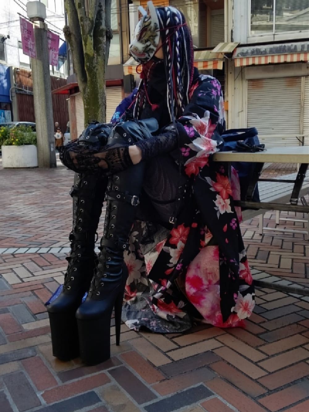 ブラック系のバレエシューズ、その他のその他、その他のウィッグを着用したメンズの冬コーディネートの4枚目の写真