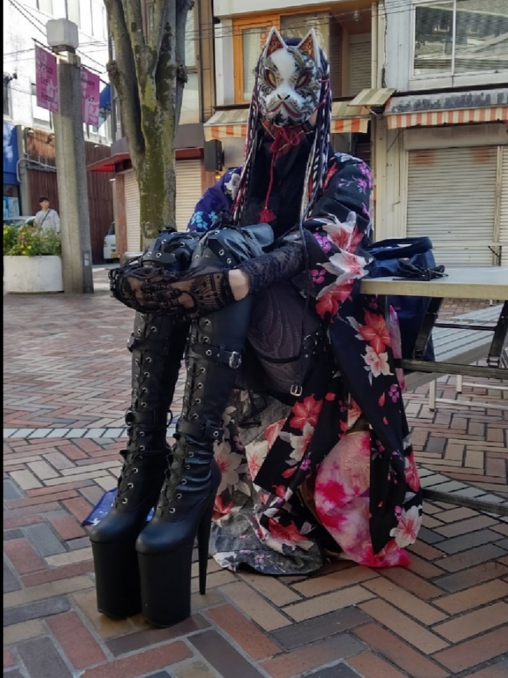 ブラック系のブーツを着用したメンズの秋コーディネートの2枚目の写真