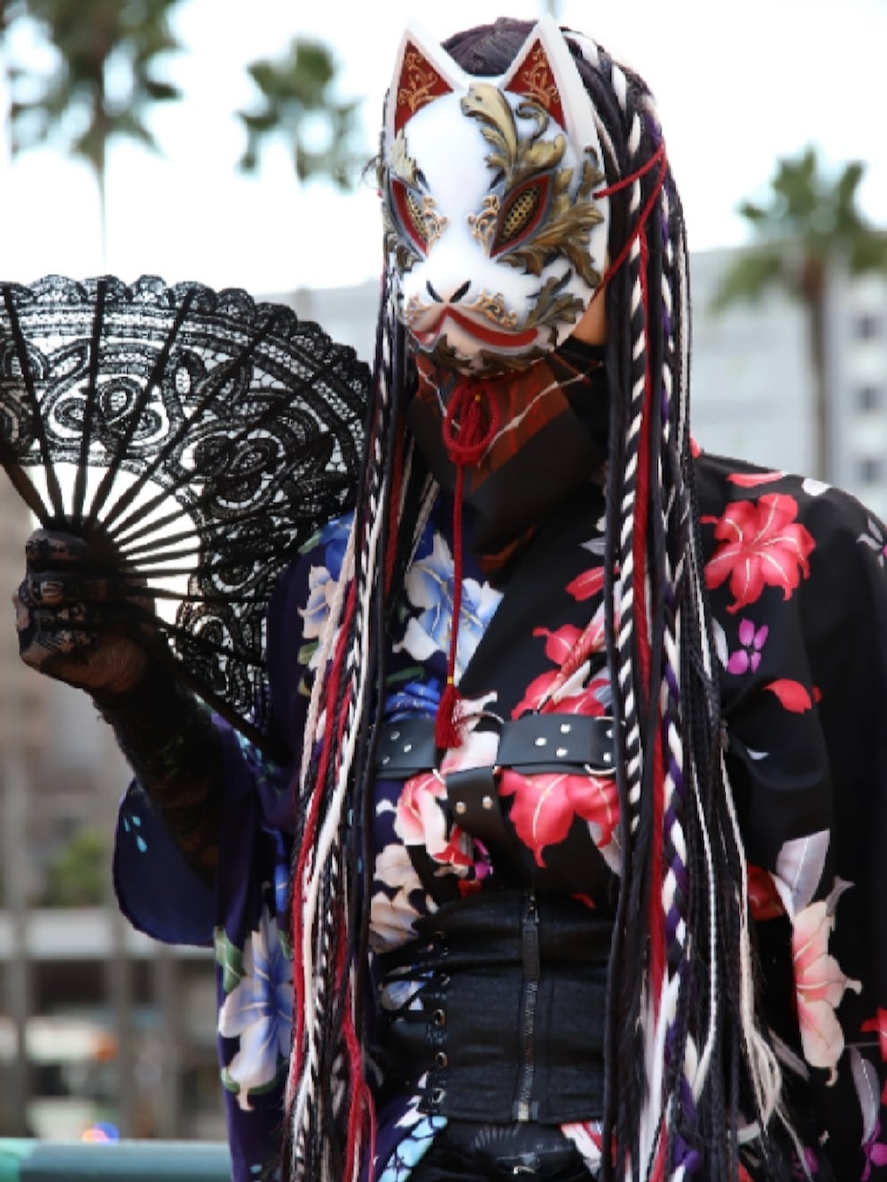 ブラック系のバレエシューズ、その他のその他、その他のウィッグを着用したメンズの冬コーディネートの2枚目の写真