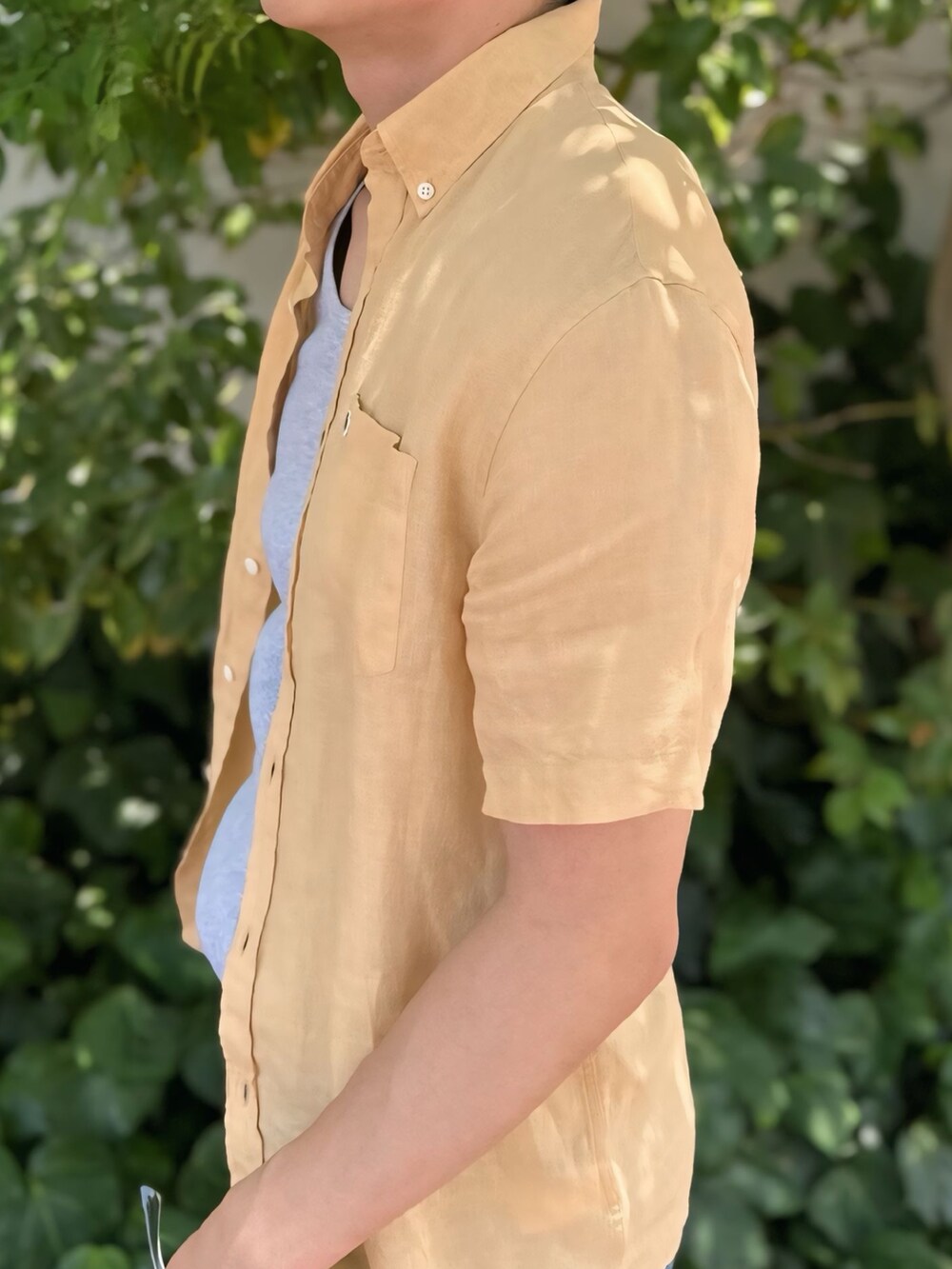 ベージュ系のシャツ/ブラウス、グレー系のタンクトップ、ブラック系のサンダルを着用したメンズの夏コーディネートの6枚目の写真